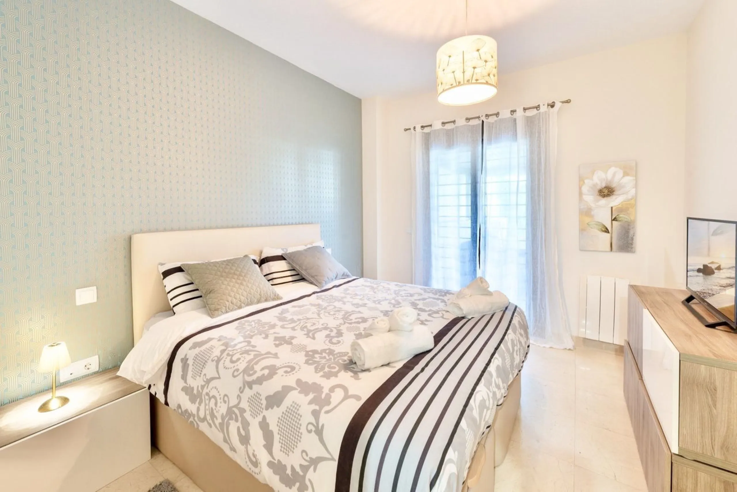 Elevated ground floor unit with fabulous terrace and garden space! The spacious back plot is facing southeast, and the front terrace and garden is facing southwest (with garden, mountain and a bit of sea view), so you always have areas with sun and shade,