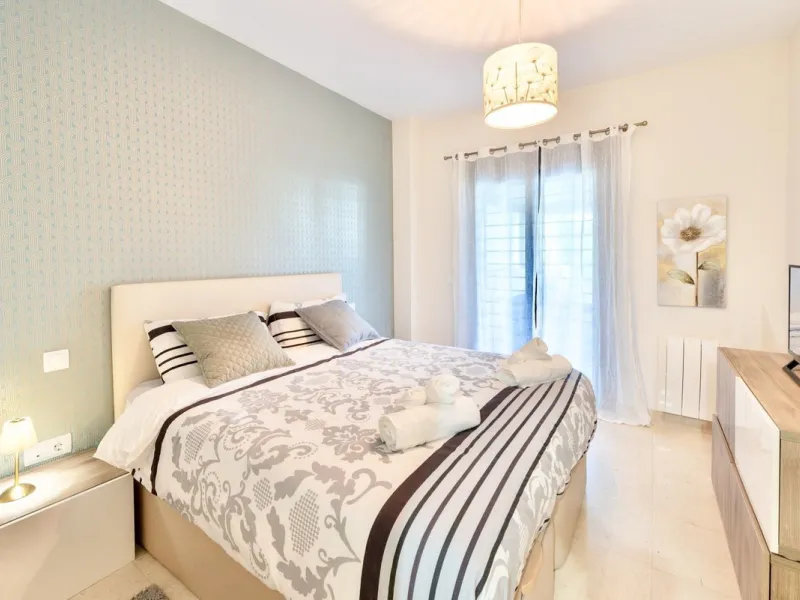 Elevated ground floor unit with fabulous terrace and garden space! The spacious back plot is facing southeast, and the front terrace and garden is facing southwest (with garden, mountain and a bit of sea view), so you always have areas with sun and shade,