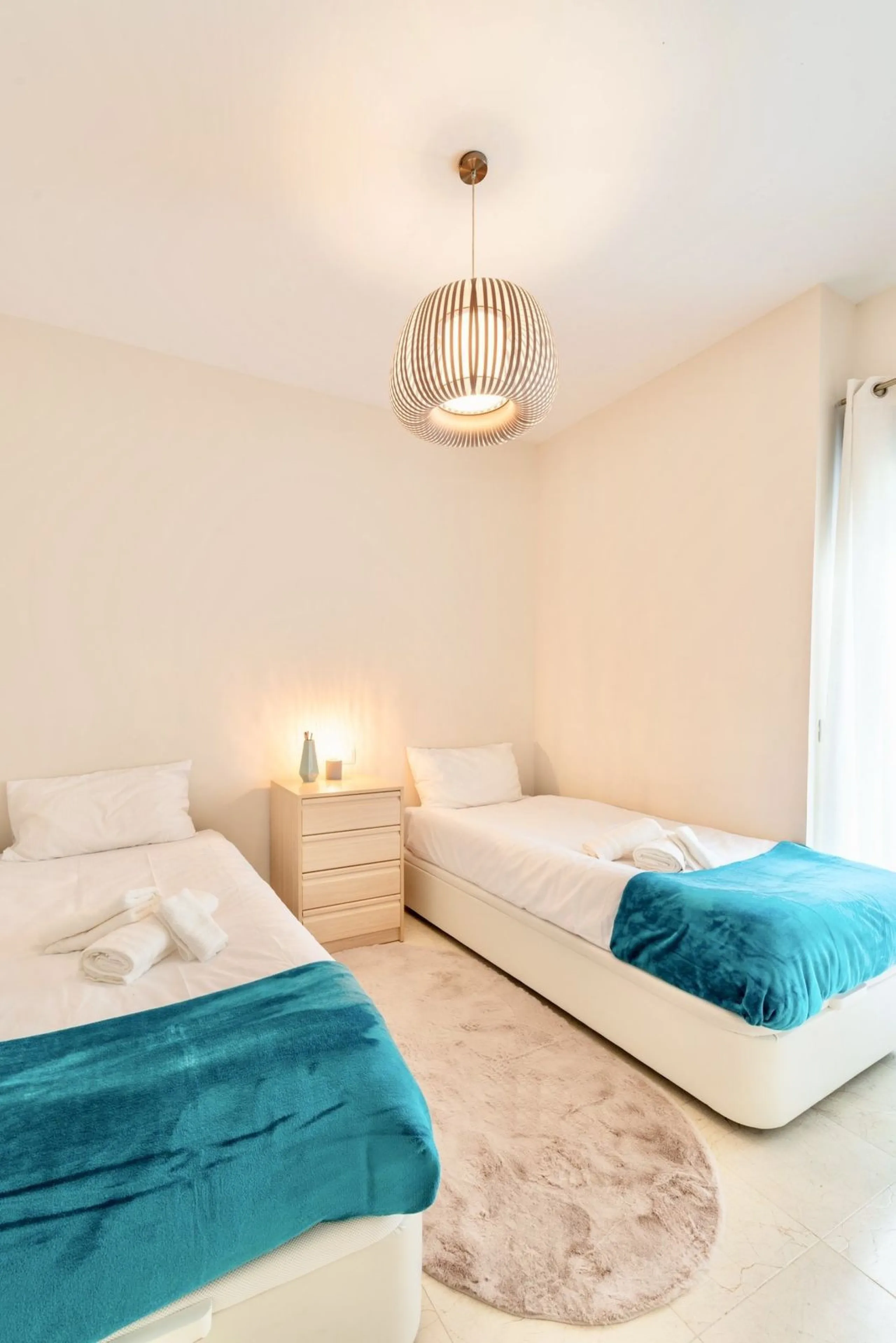 Elevated ground floor unit with fabulous terrace and garden space! The spacious back plot is facing southeast, and the front terrace and garden is facing southwest (with garden, mountain and a bit of sea view), so you always have areas with sun and shade,