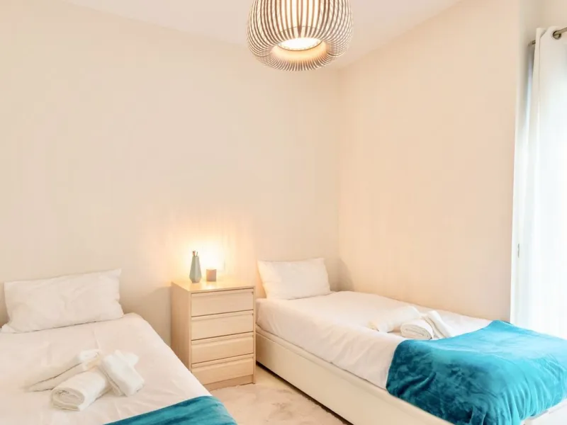 Elevated ground floor unit with fabulous terrace and garden space! The spacious back plot is facing southeast, and the front terrace and garden is facing southwest (with garden, mountain and a bit of sea view), so you always have areas with sun and shade,