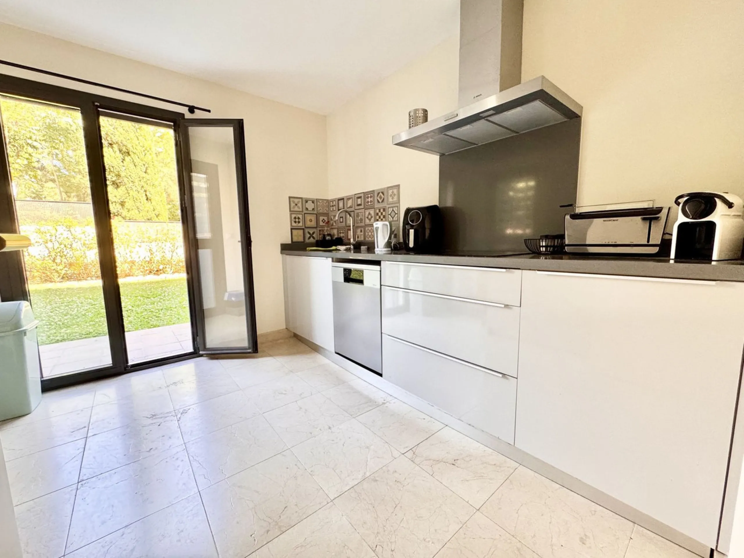Elevated ground floor unit with fabulous terrace and garden space! The spacious back plot is facing southeast, and the front terrace and garden is facing southwest (with garden, mountain and a bit of sea view), so you always have areas with sun and shade,