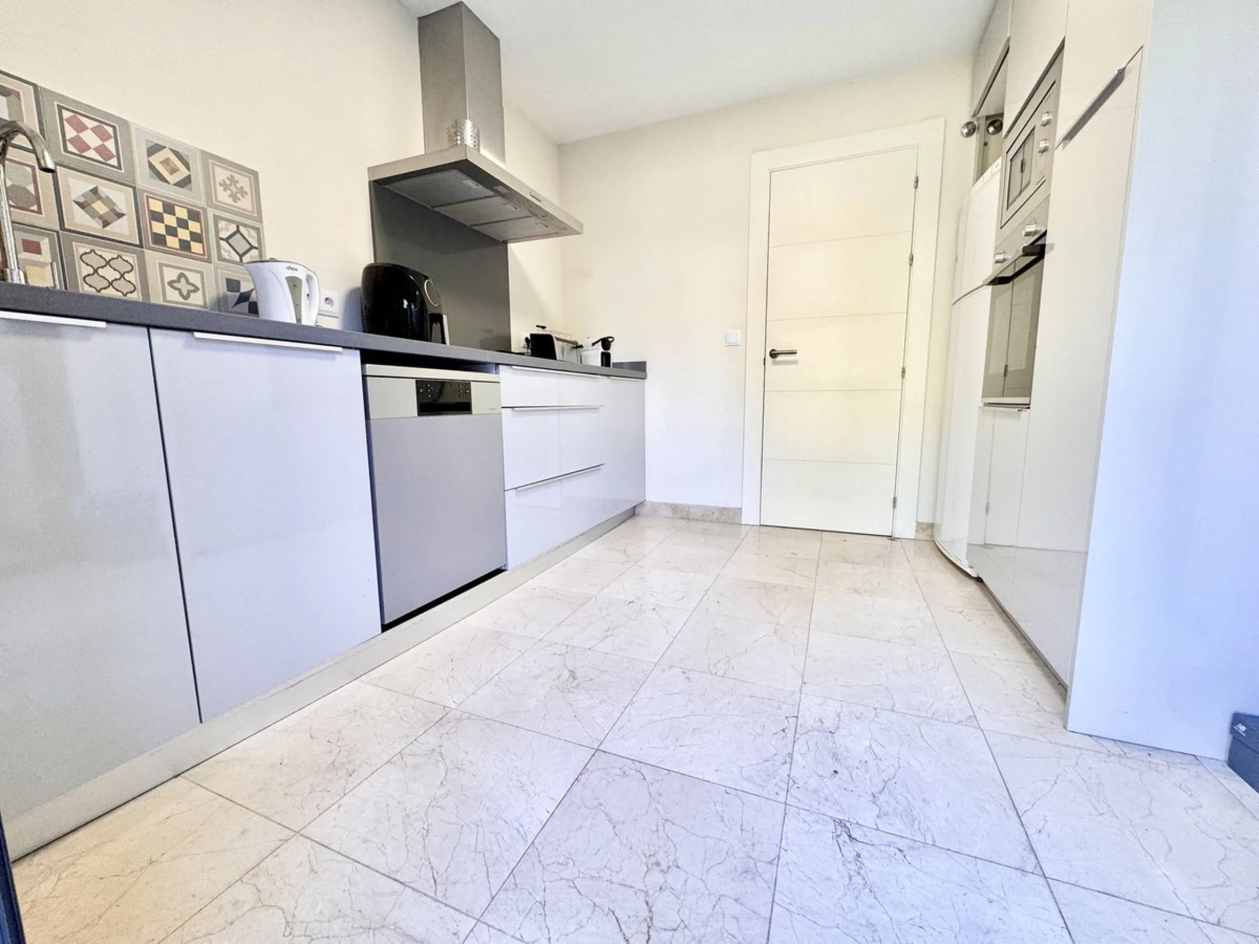 Elevated ground floor unit with fabulous terrace and garden space! The spacious back plot is facing southeast, and the front terrace and garden is facing southwest (with garden, mountain and a bit of sea view), so you always have areas with sun and shade,