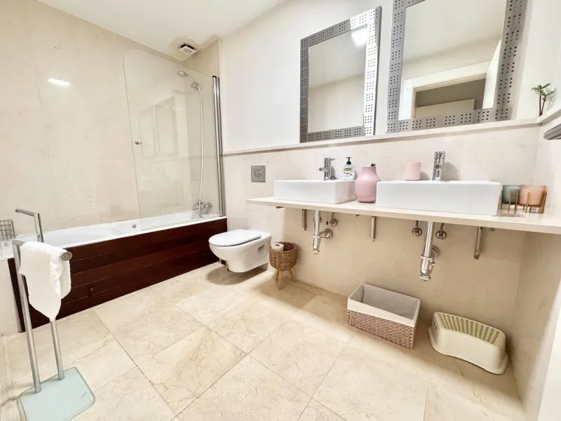 Elevated ground floor unit with fabulous terrace and garden space! The spacious back plot is facing southeast, and the front terrace and garden is facing southwest (with garden, mountain and a bit of sea view), so you always have areas with sun and shade,