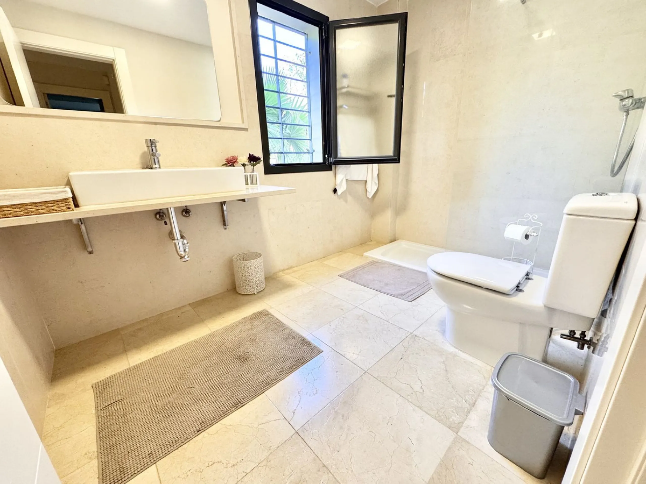Elevated ground floor unit with fabulous terrace and garden space! The spacious back plot is facing southeast, and the front terrace and garden is facing southwest (with garden, mountain and a bit of sea view), so you always have areas with sun and shade,