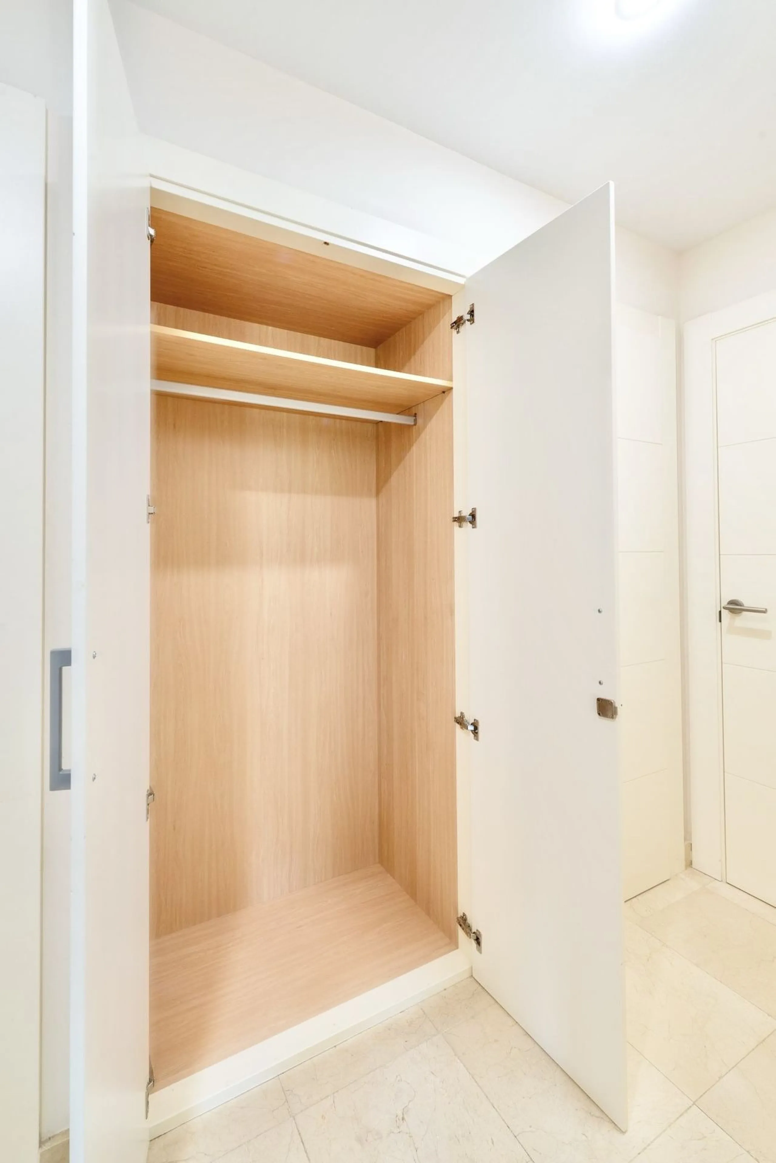 Elevated ground floor unit with fabulous terrace and garden space! The spacious back plot is facing southeast, and the front terrace and garden is facing southwest (with garden, mountain and a bit of sea view), so you always have areas with sun and shade,