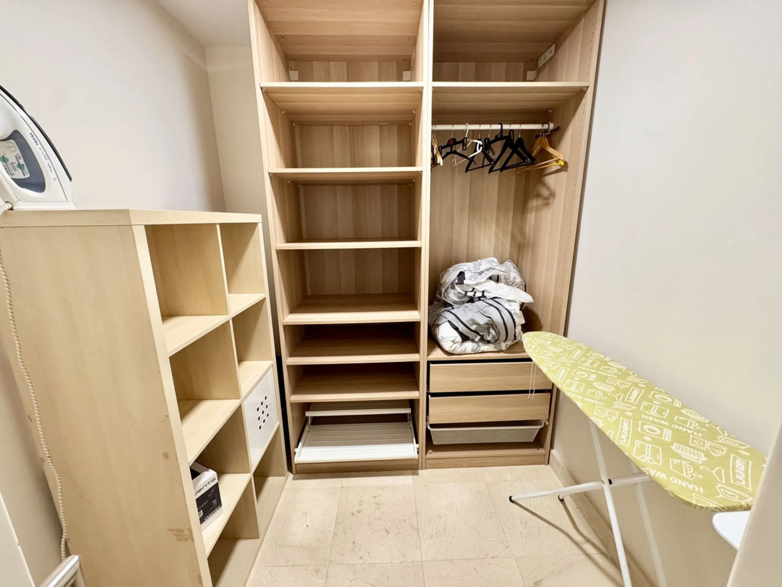 Elevated ground floor unit with fabulous terrace and garden space! The spacious back plot is facing southeast, and the front terrace and garden is facing southwest (with garden, mountain and a bit of sea view), so you always have areas with sun and shade,