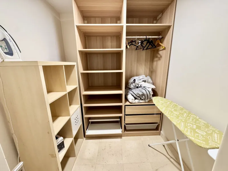 Elevated ground floor unit with fabulous terrace and garden space! The spacious back plot is facing southeast, and the front terrace and garden is facing southwest (with garden, mountain and a bit of sea view), so you always have areas with sun and shade,