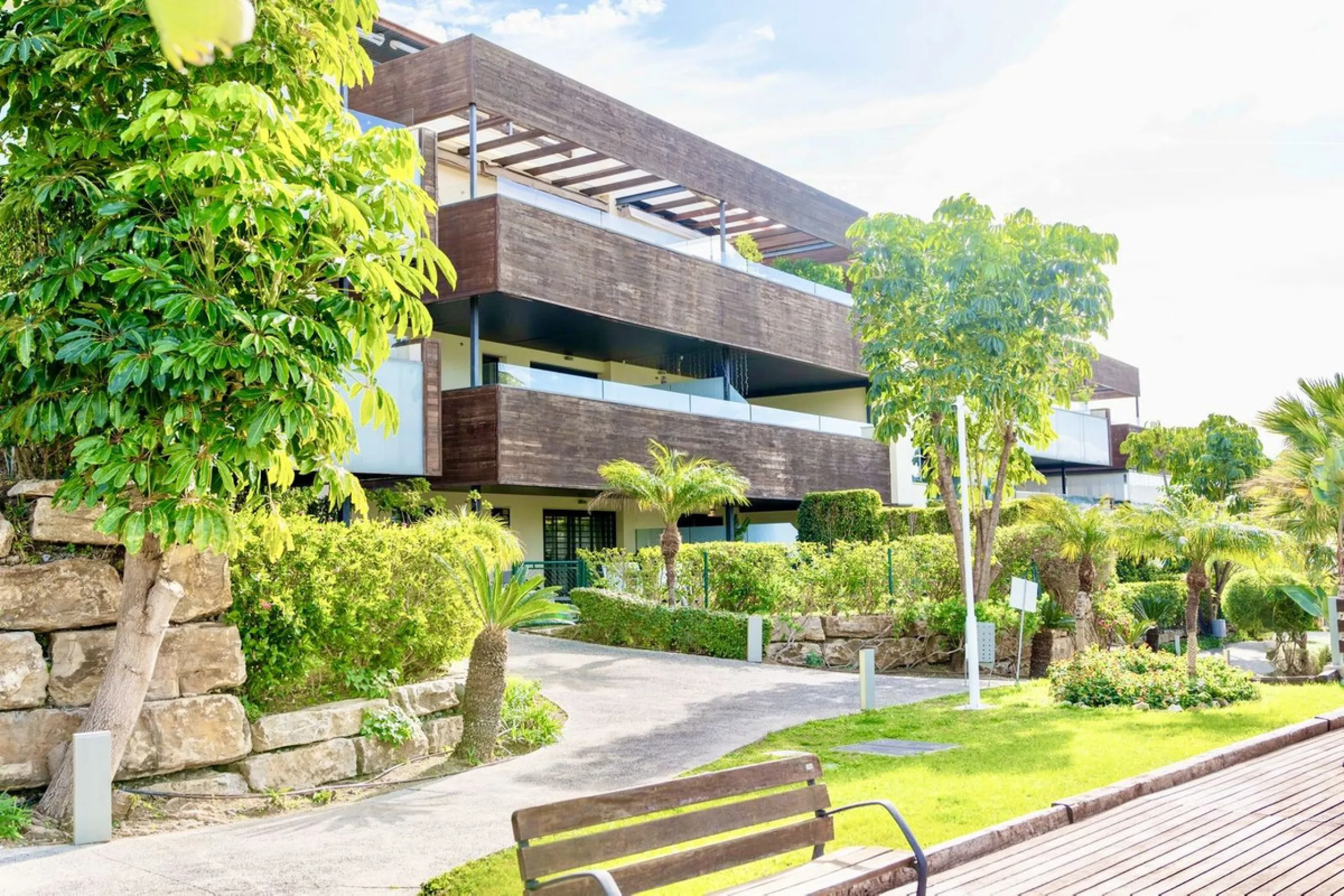 Elevated ground floor unit with fabulous terrace and garden space! The spacious back plot is facing southeast, and the front terrace and garden is facing southwest (with garden, mountain and a bit of sea view), so you always have areas with sun and shade,