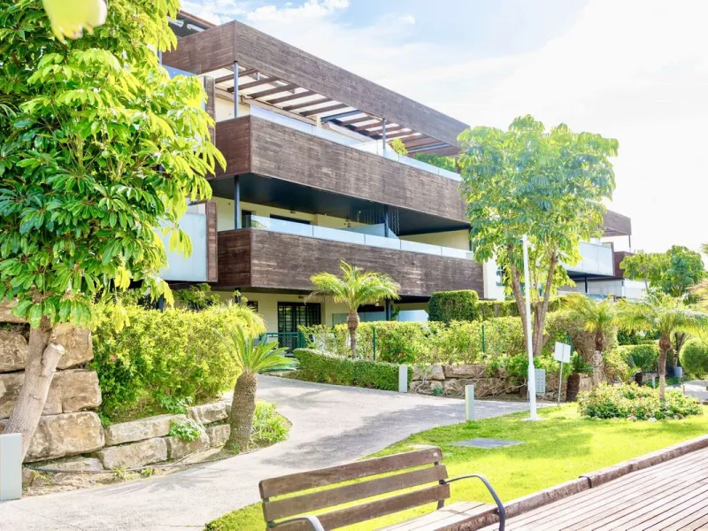 Elevated ground floor unit with fabulous terrace and garden space! The spacious back plot is facing southeast, and the front terrace and garden is facing southwest (with garden, mountain and a bit of sea view), so you always have areas with sun and shade,
