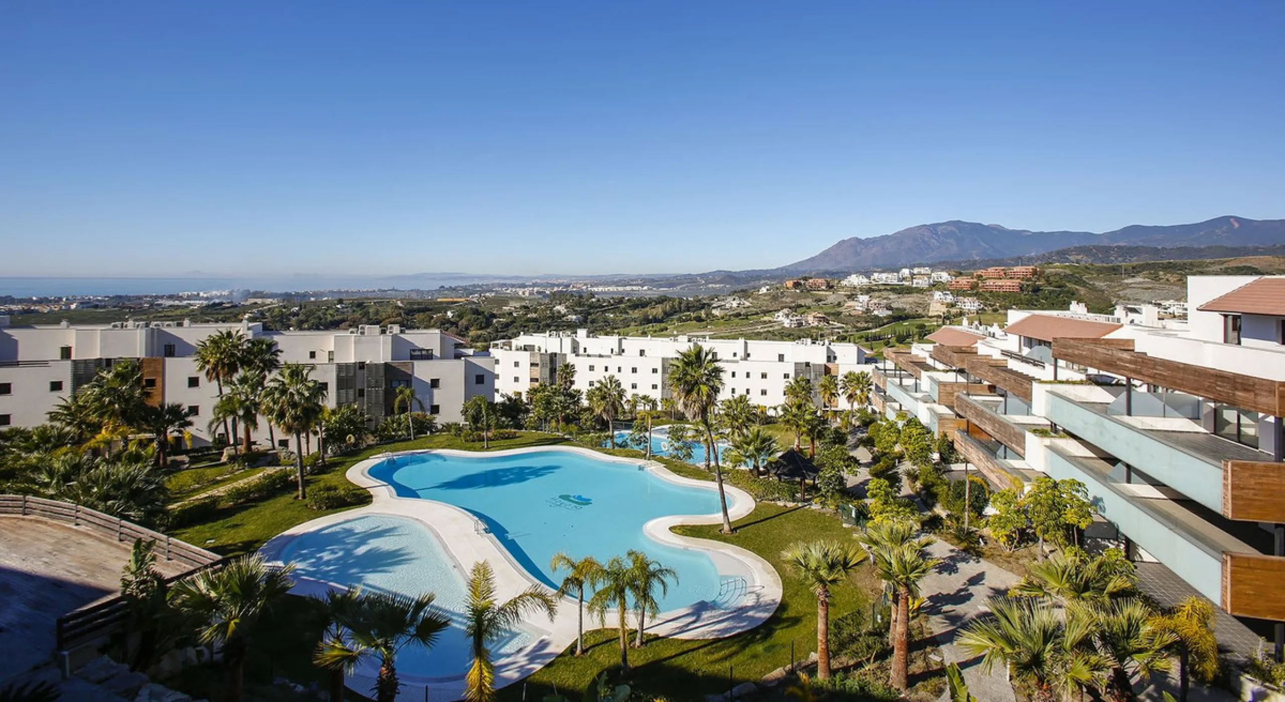 Elevated ground floor unit with fabulous terrace and garden space! The spacious back plot is facing southeast, and the front terrace and garden is facing southwest (with garden, mountain and a bit of sea view), so you always have areas with sun and shade,