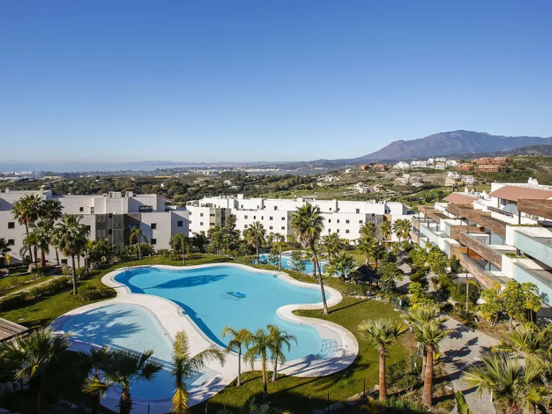 Elevated ground floor unit with fabulous terrace and garden space! The spacious back plot is facing southeast, and the front terrace and garden is facing southwest (with garden, mountain and a bit of sea view), so you always have areas with sun and shade,
