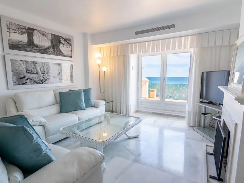 House - Townhouse в продаже в Estepona, Málaga. В доме 4 спален и 3 ванных комнат. Площадь дома 181 м²