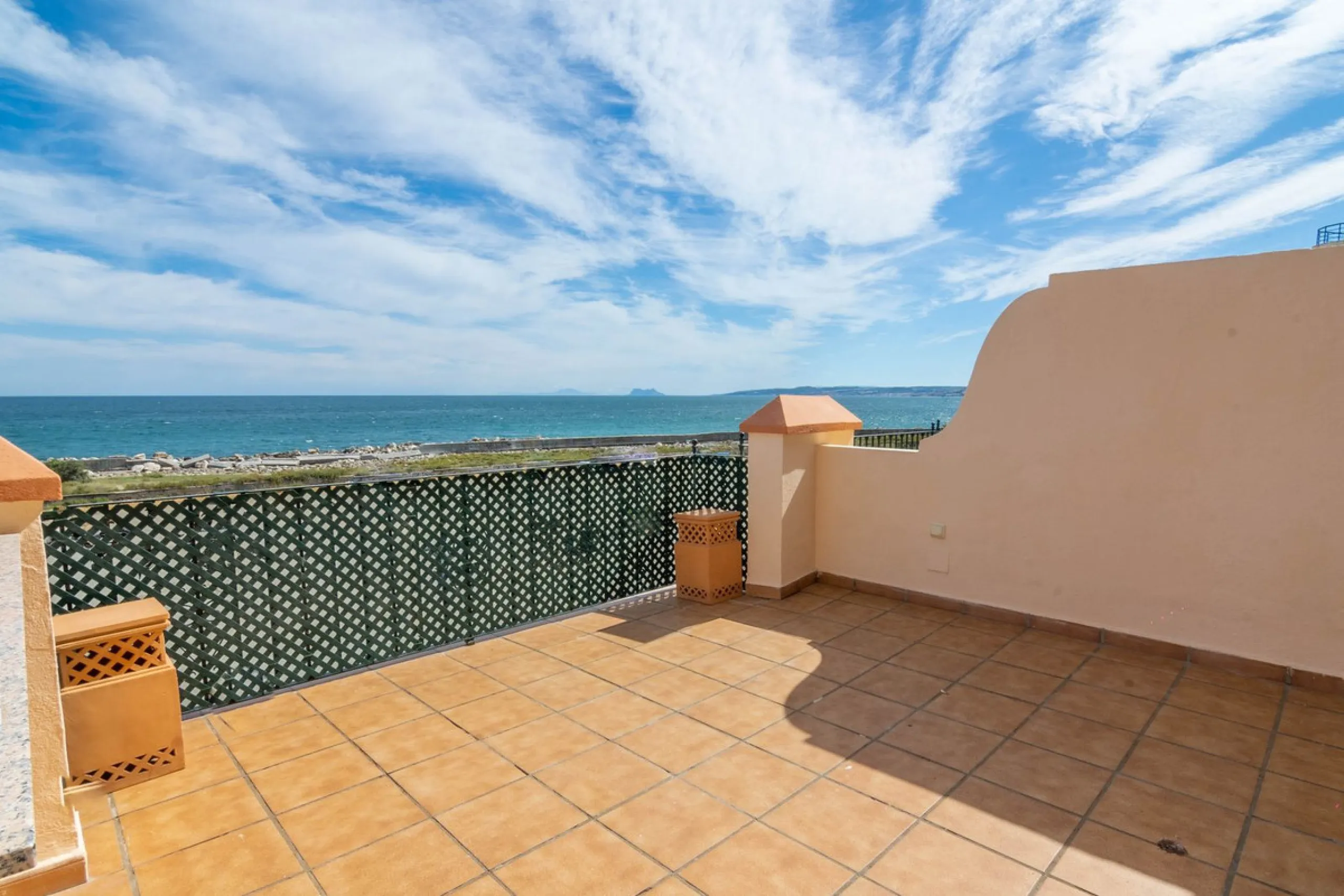 House - Townhouse в продаже в Estepona, Málaga. В доме 4 спален и 3 ванных комнат. Площадь дома 181 м²