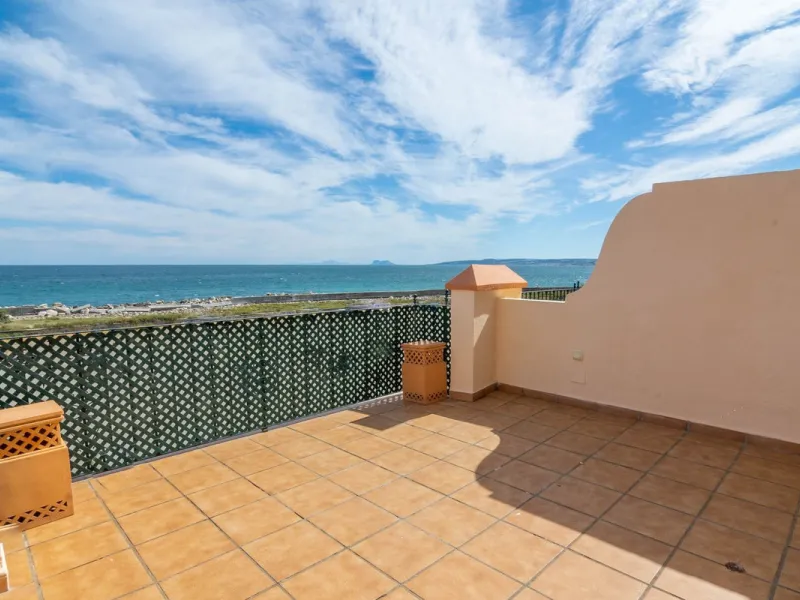 House - Townhouse в продаже в Estepona, Málaga. В доме 4 спален и 3 ванных комнат. Площадь дома 181 м²