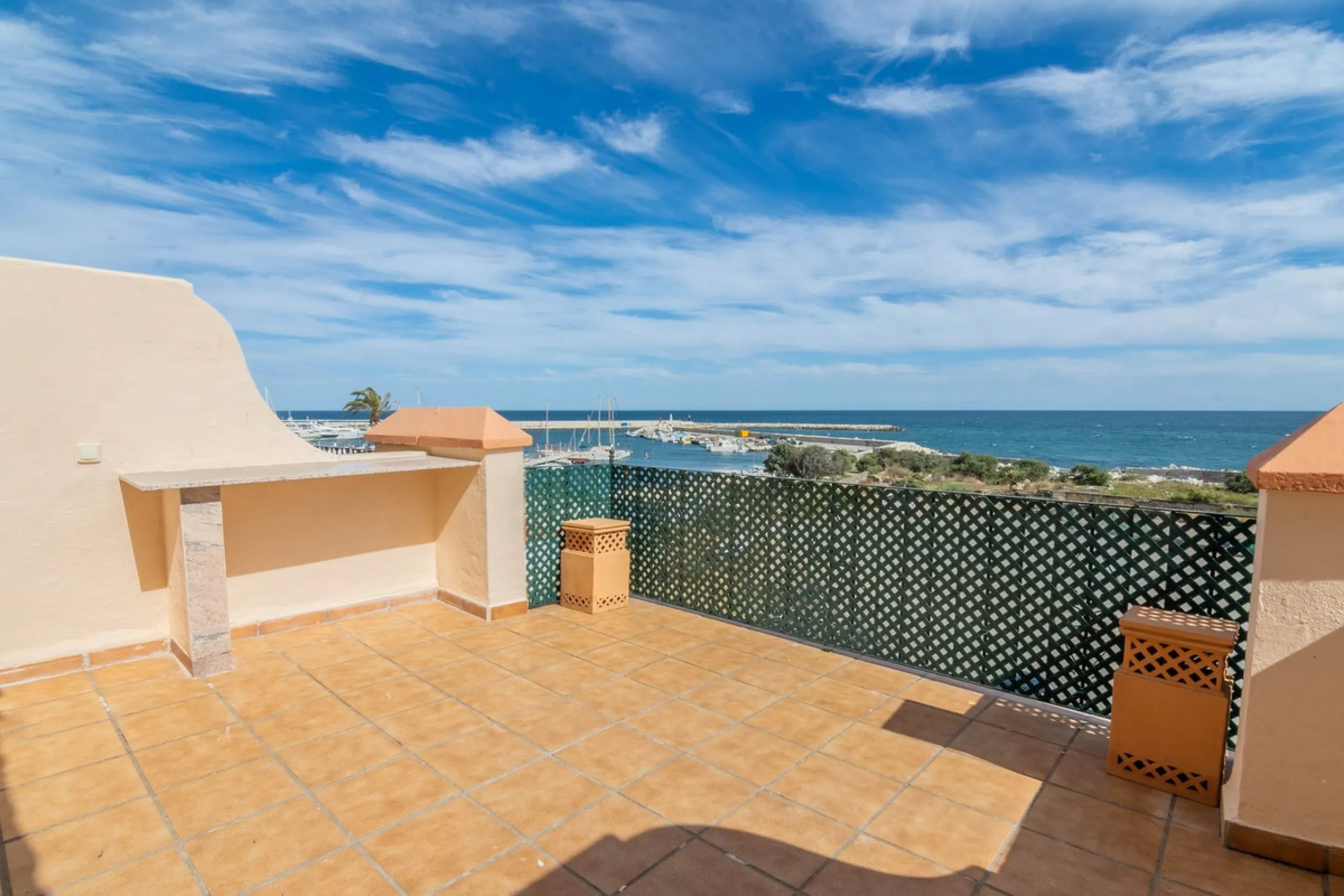 House - Townhouse в продаже в Estepona, Málaga. В доме 4 спален и 3 ванных комнат. Площадь дома 181 м²