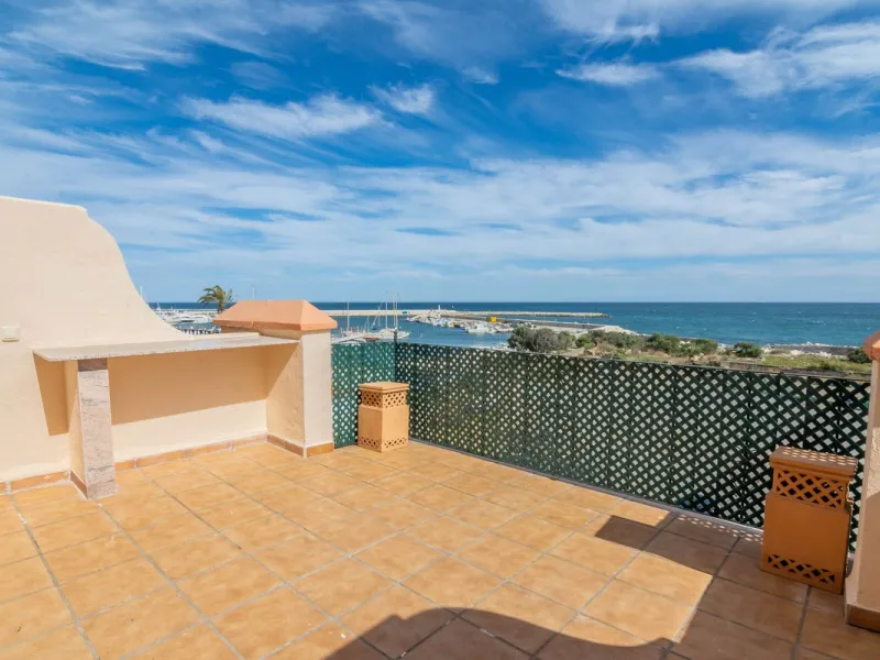 House - Townhouse в продаже в Estepona, Málaga. В доме 4 спален и 3 ванных комнат. Площадь дома 181 м²