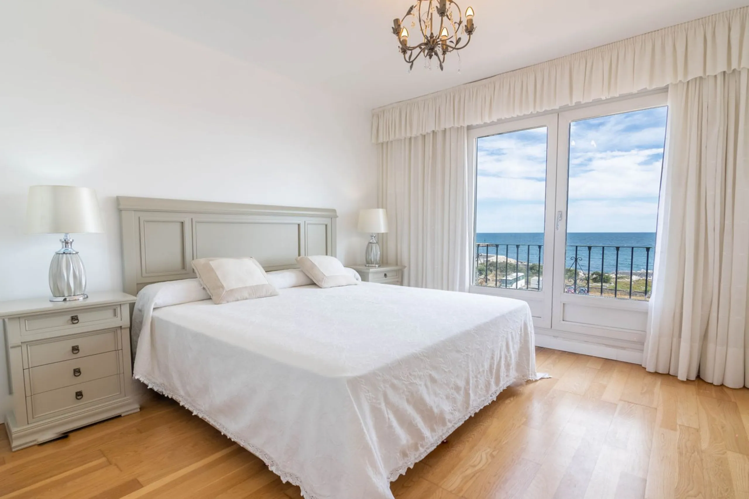 House - Townhouse в продаже в Estepona, Málaga. В доме 4 спален и 3 ванных комнат. Площадь дома 181 м²