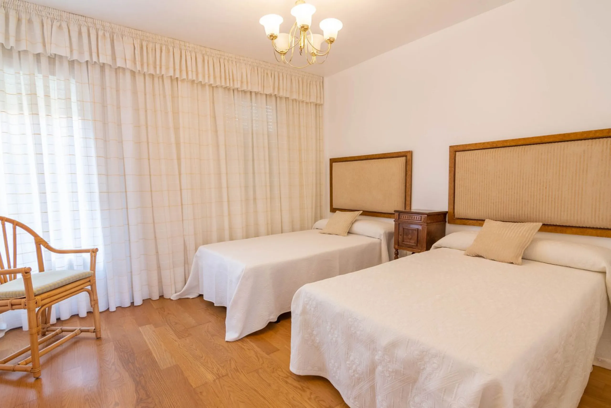 House - Townhouse в продаже в Estepona, Málaga. В доме 4 спален и 3 ванных комнат. Площадь дома 181 м²
