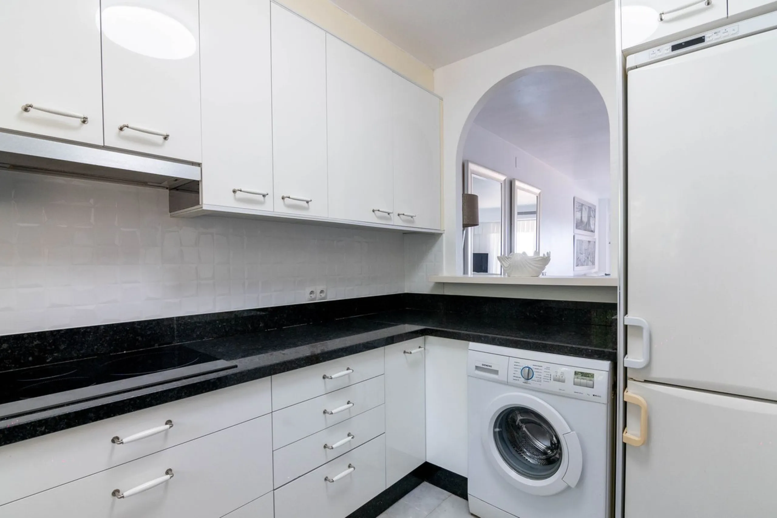 House - Townhouse в продаже в Estepona, Málaga. В доме 4 спален и 3 ванных комнат. Площадь дома 181 м²
