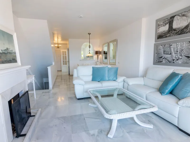 House - Townhouse в продаже в Estepona, Málaga. В доме 4 спален и 3 ванных комнат. Площадь дома 181 м²