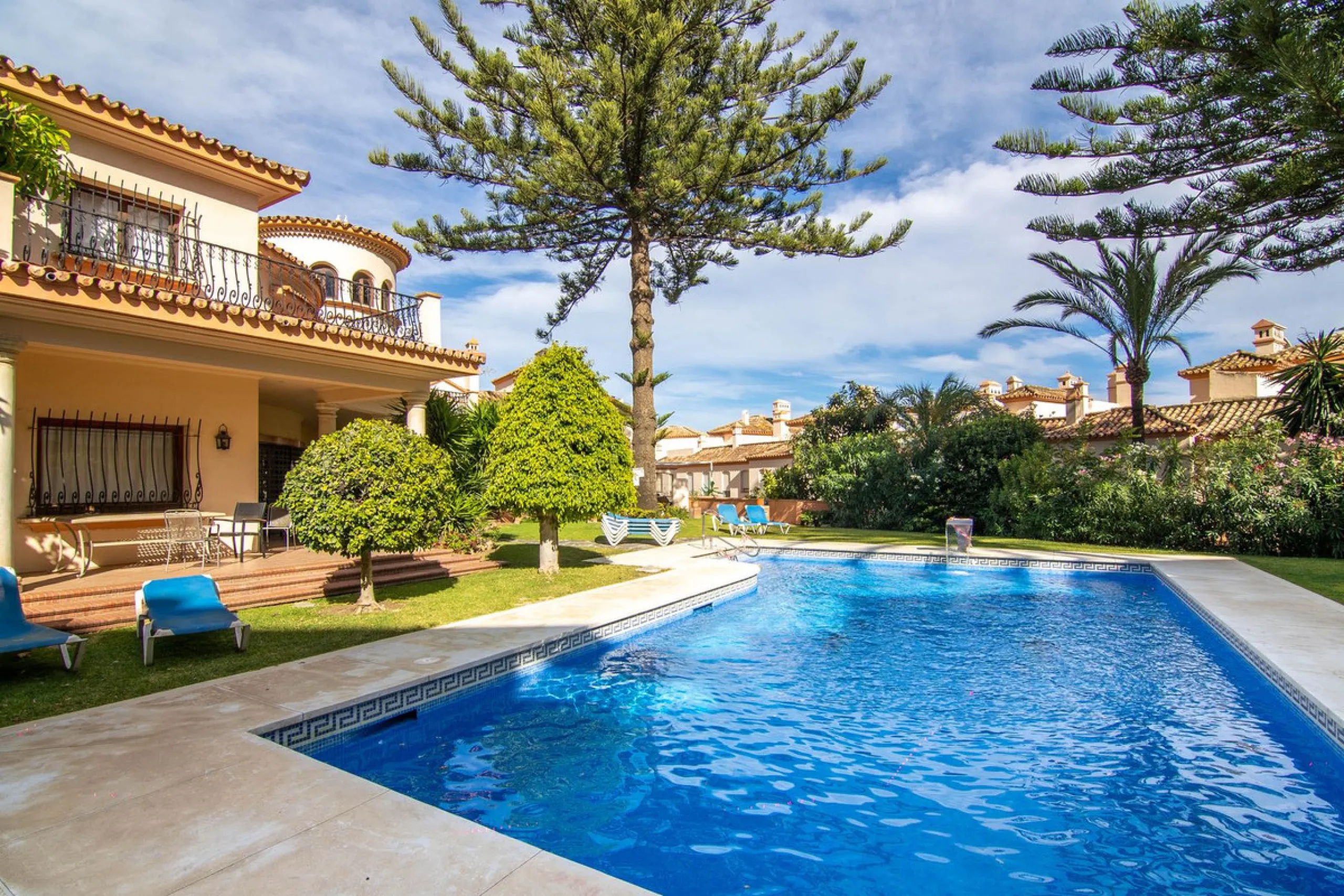 House - Townhouse в продаже в Estepona, Málaga. В доме 4 спален и 3 ванных комнат. Площадь дома 181 м²