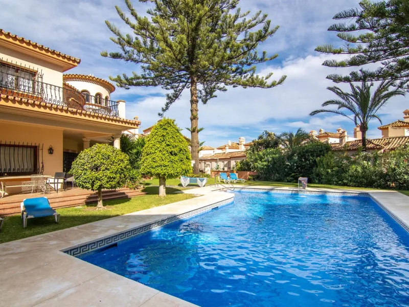 House - Townhouse в продаже в Estepona, Málaga. В доме 4 спален и 3 ванных комнат. Площадь дома 181 м²