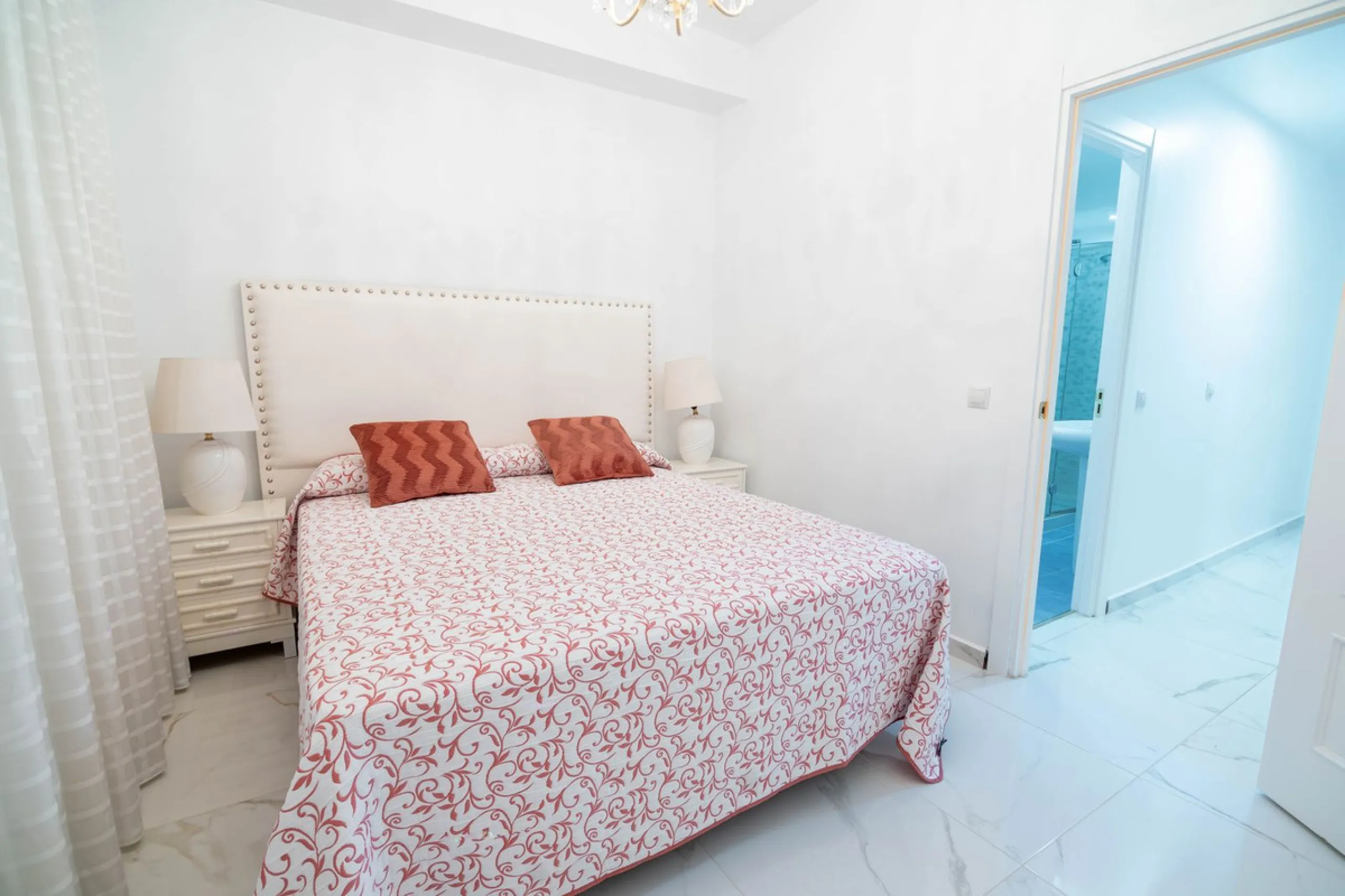 House - Townhouse в продаже в Estepona, Málaga. В доме 4 спален и 3 ванных комнат. Площадь дома 181 м²