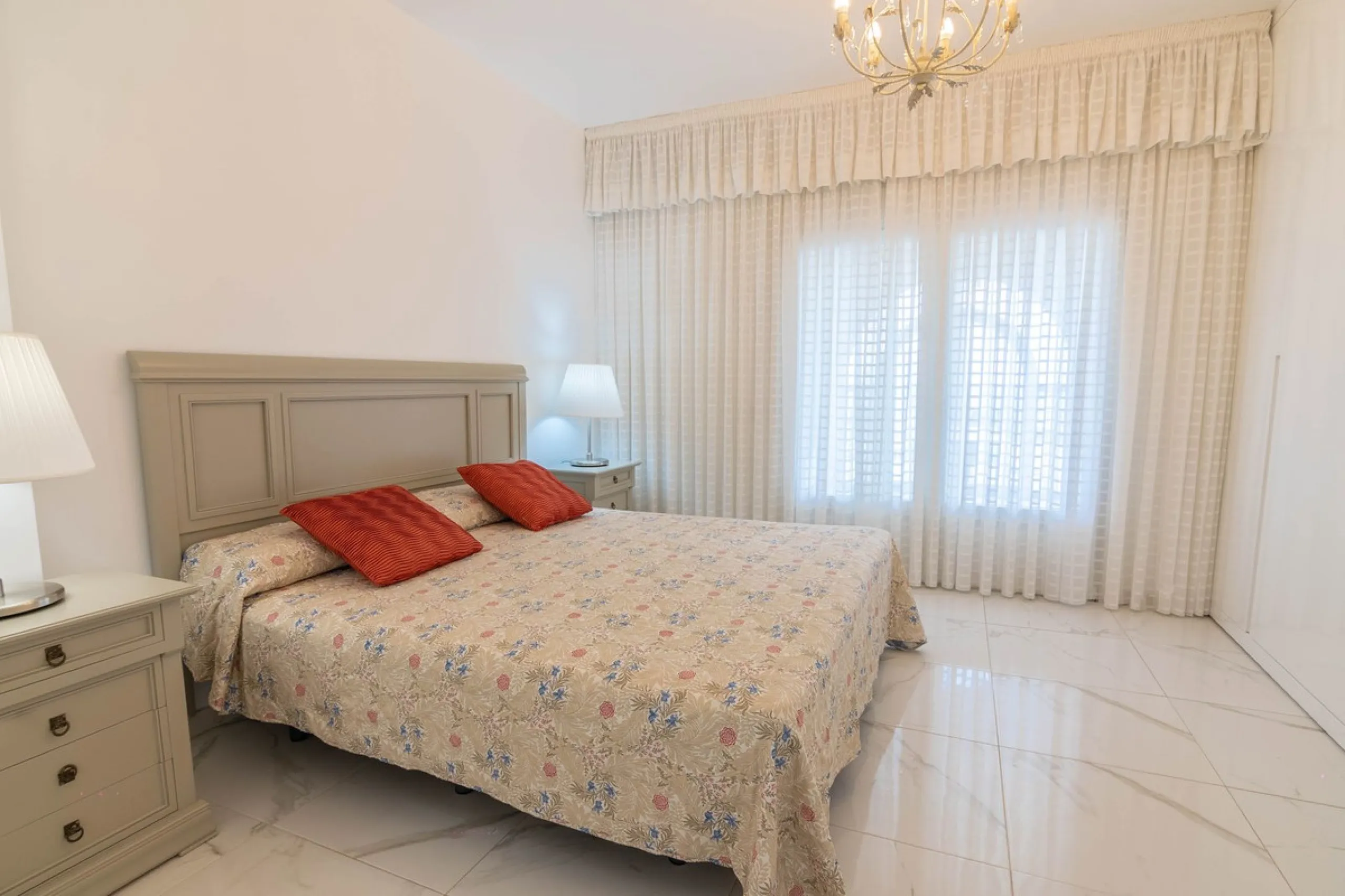 House - Townhouse в продаже в Estepona, Málaga. В доме 4 спален и 3 ванных комнат. Площадь дома 181 м²