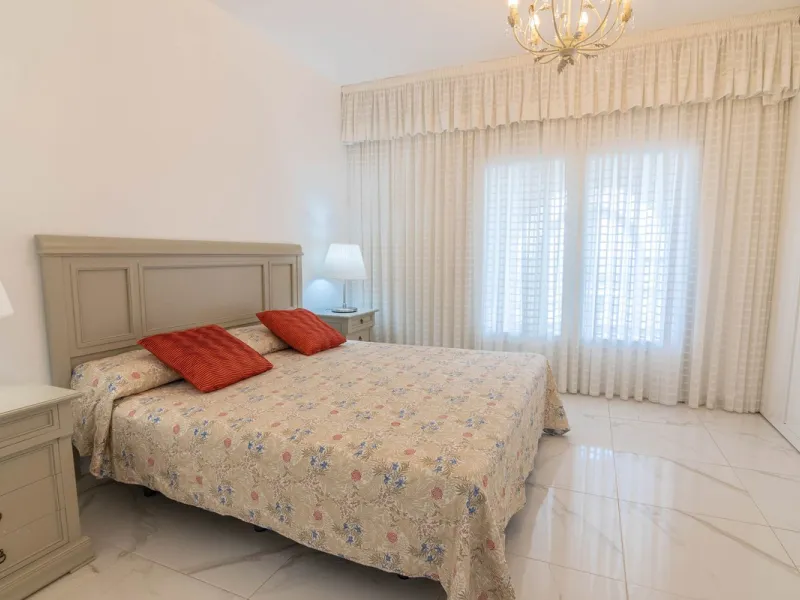 House - Townhouse в продаже в Estepona, Málaga. В доме 4 спален и 3 ванных комнат. Площадь дома 181 м²