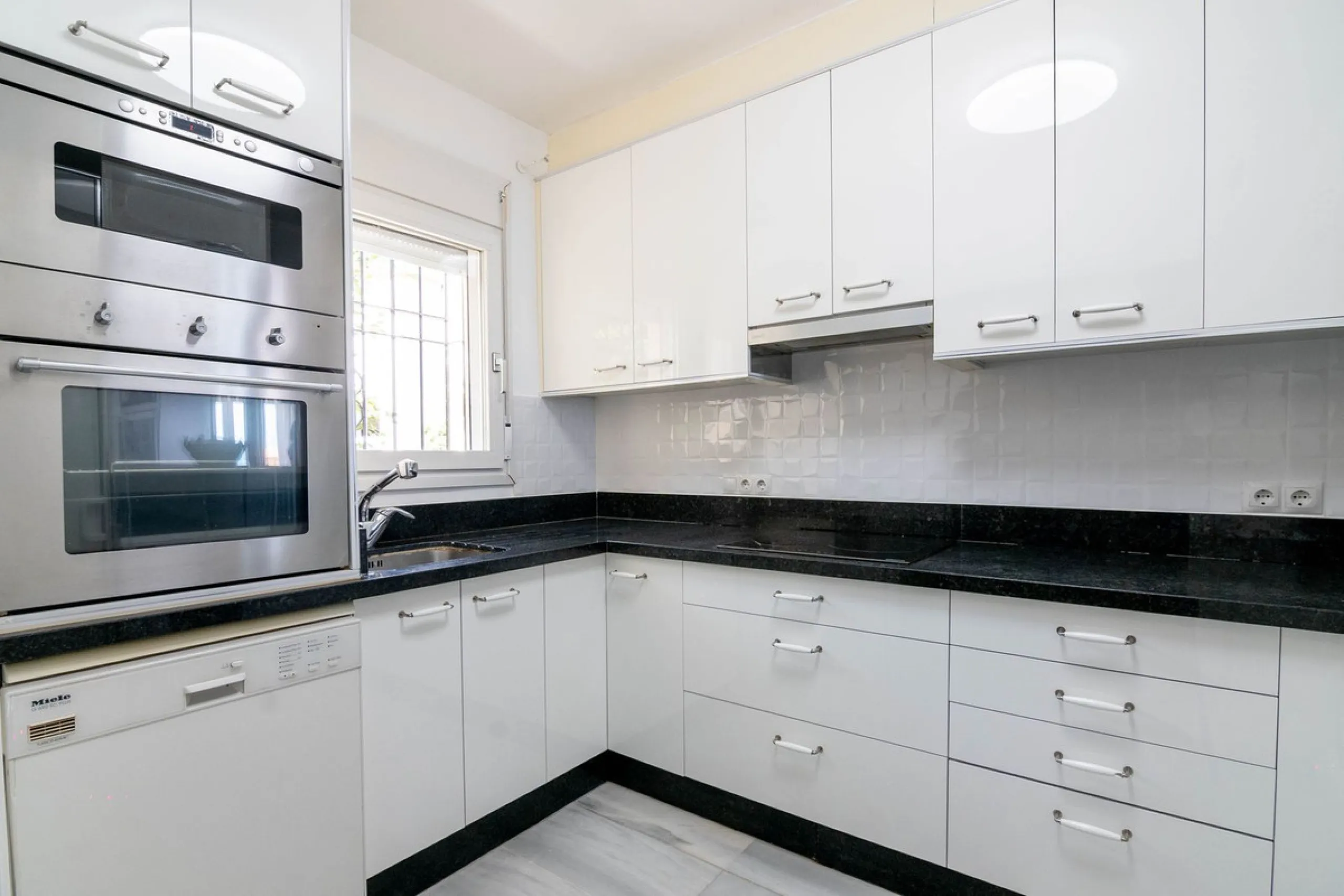 House - Townhouse в продаже в Estepona, Málaga. В доме 4 спален и 3 ванных комнат. Площадь дома 181 м²