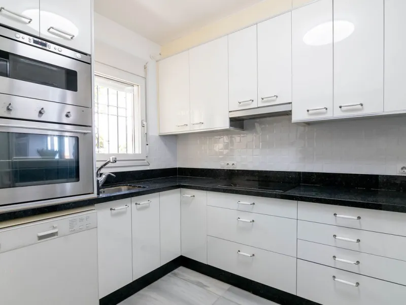 House - Townhouse в продаже в Estepona, Málaga. В доме 4 спален и 3 ванных комнат. Площадь дома 181 м²