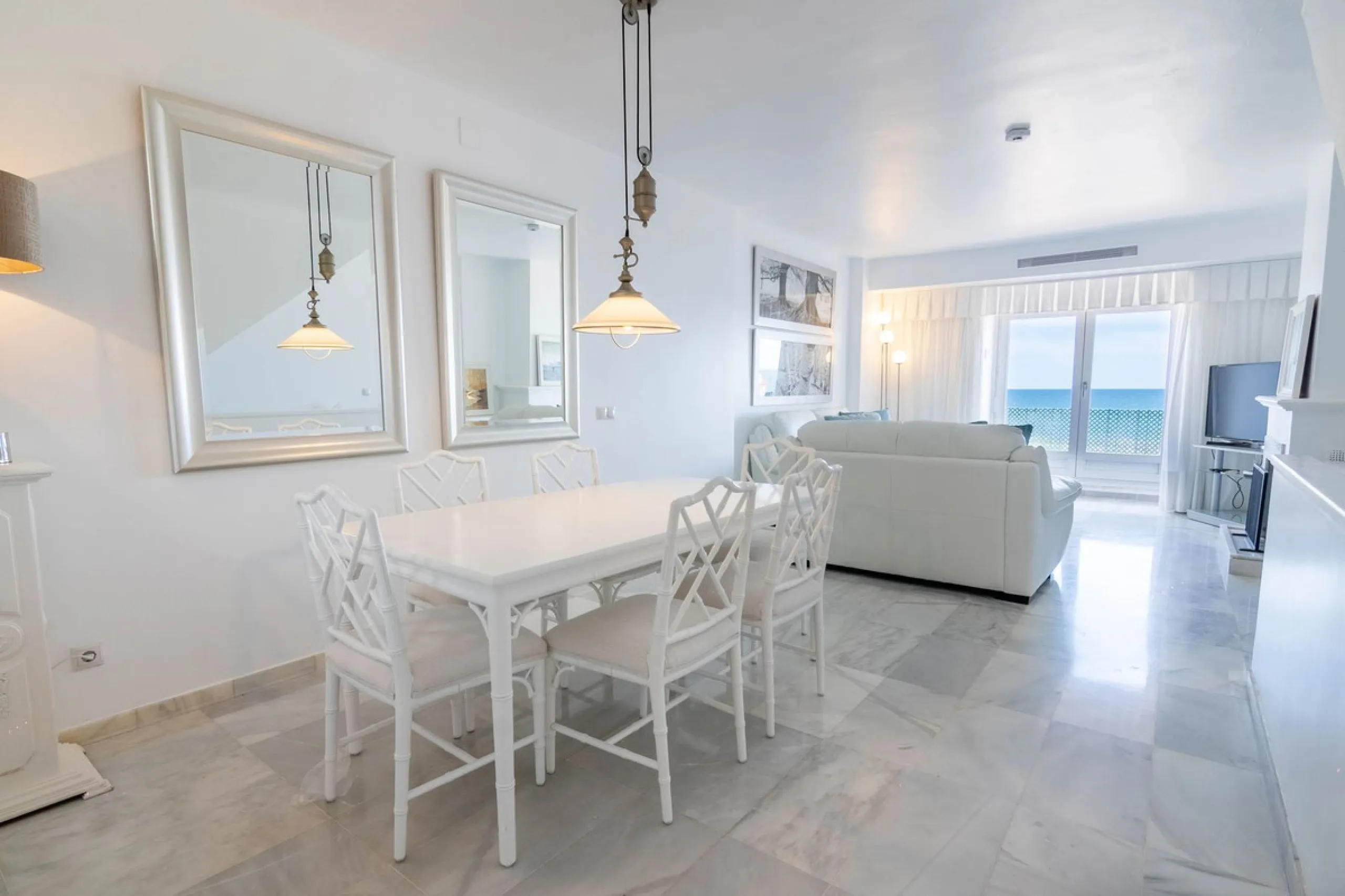 House - Townhouse в продаже в Estepona, Málaga. В доме 4 спален и 3 ванных комнат. Площадь дома 181 м²