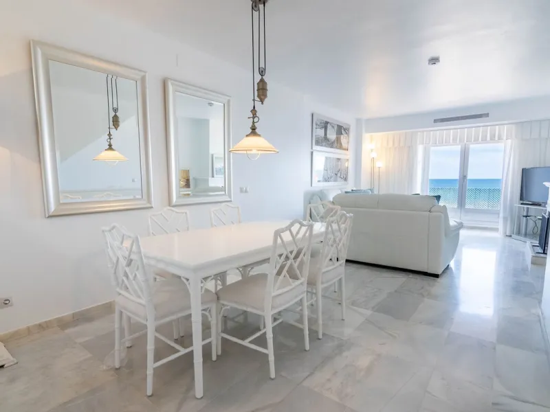 House - Townhouse в продаже в Estepona, Málaga. В доме 4 спален и 3 ванных комнат. Площадь дома 181 м²