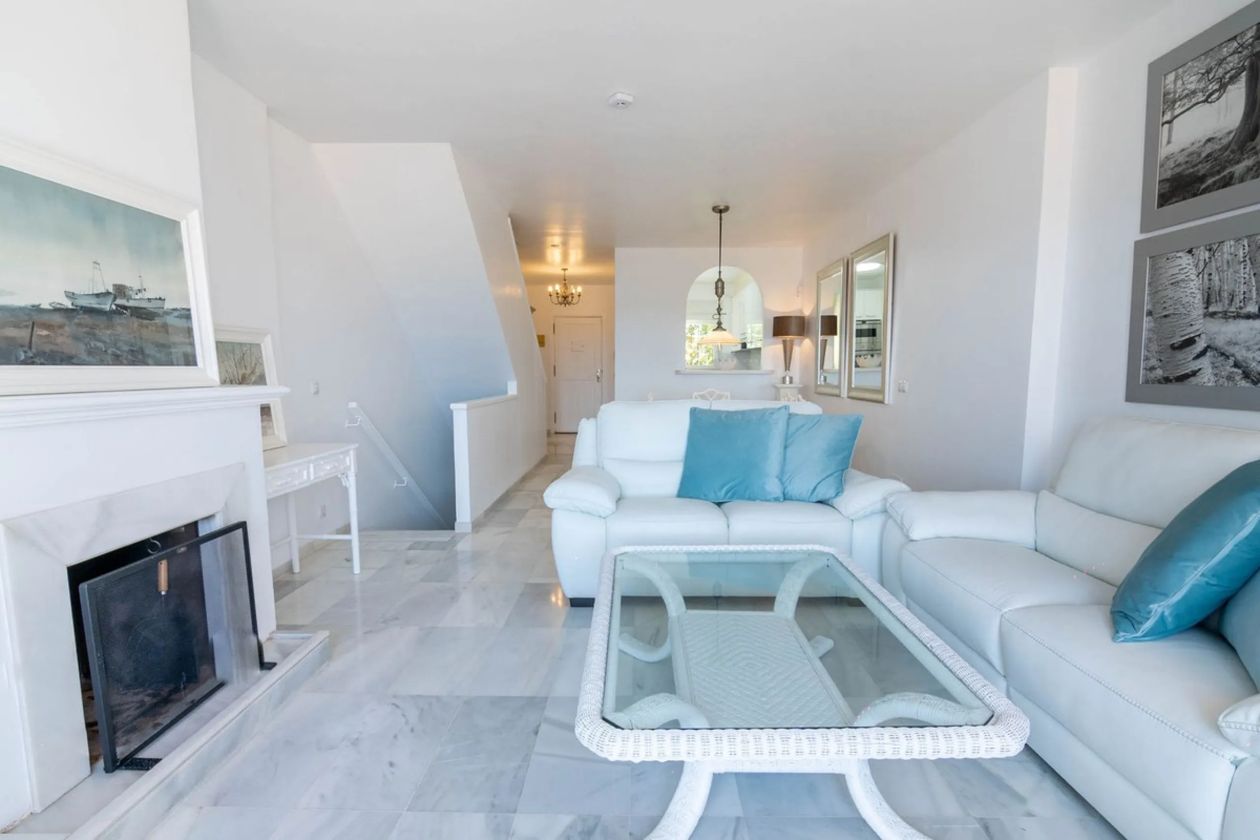 House - Townhouse в продаже в Estepona, Málaga. В доме 4 спален и 3 ванных комнат. Площадь дома 181 м²