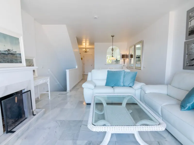 House - Townhouse в продаже в Estepona, Málaga. В доме 4 спален и 3 ванных комнат. Площадь дома 181 м²