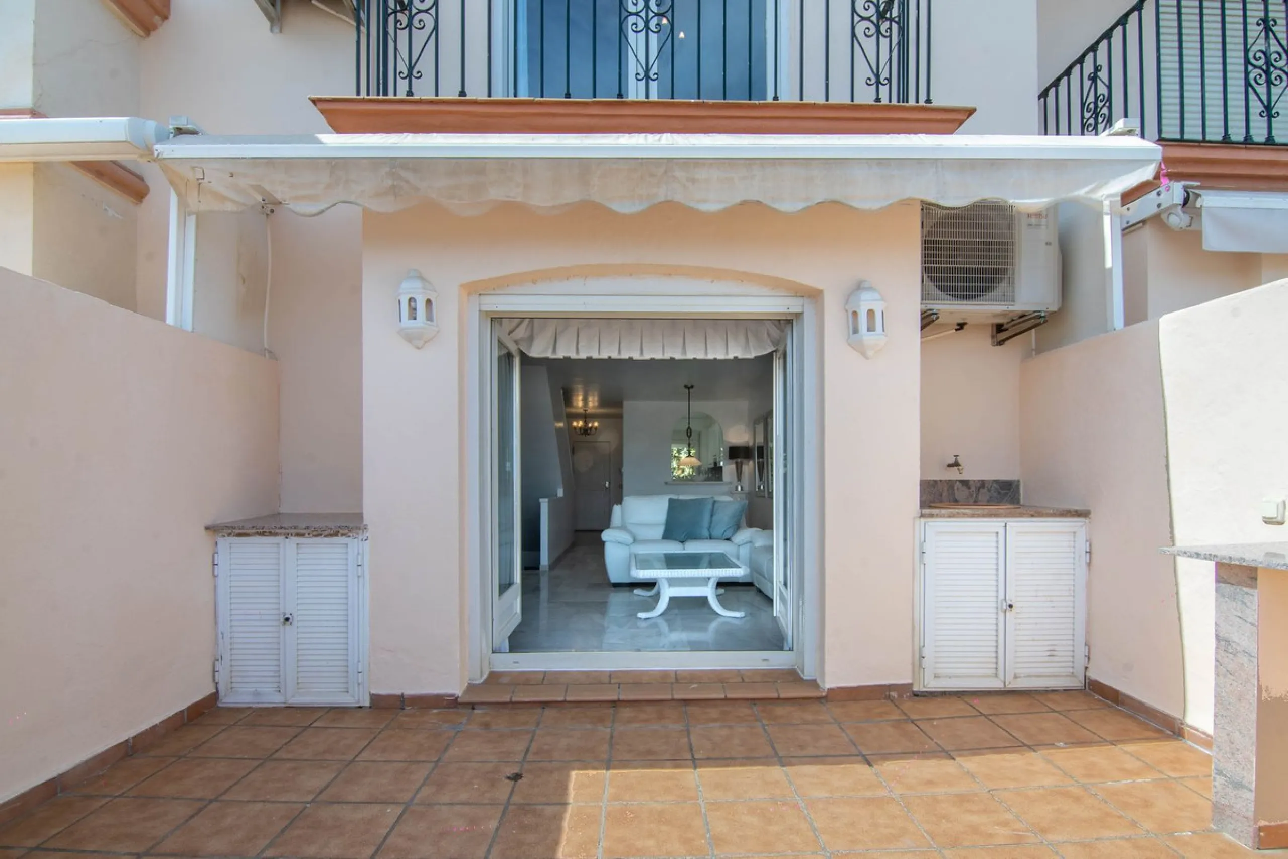 House - Townhouse в продаже в Estepona, Málaga. В доме 4 спален и 3 ванных комнат. Площадь дома 181 м²