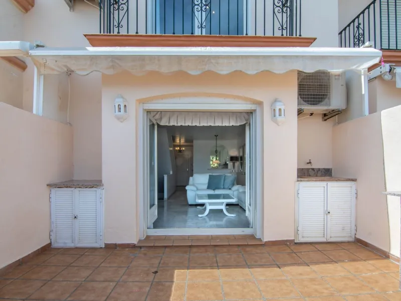 House - Townhouse в продаже в Estepona, Málaga. В доме 4 спален и 3 ванных комнат. Площадь дома 181 м²