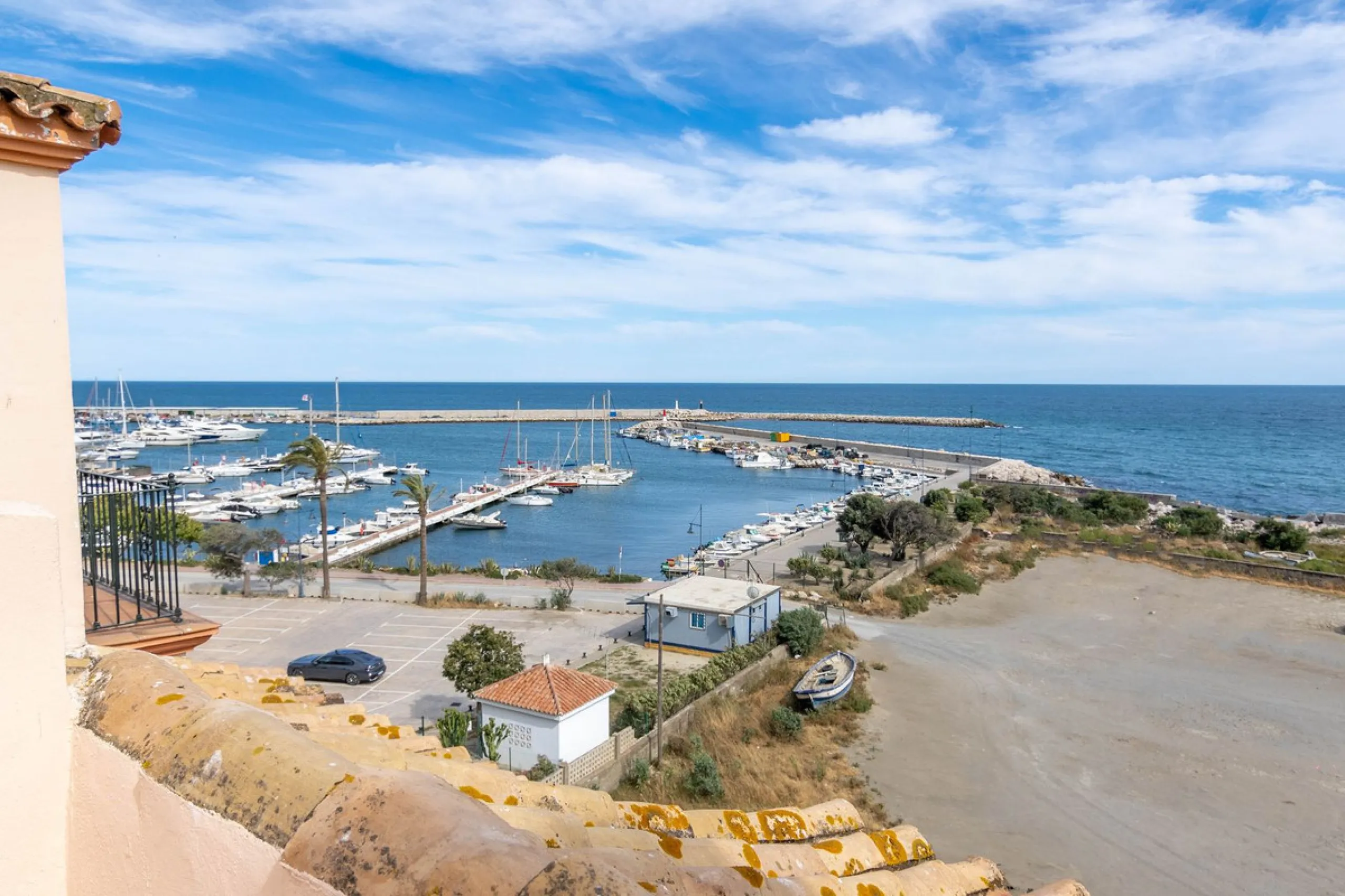House - Townhouse в продаже в Estepona, Málaga. В доме 4 спален и 3 ванных комнат. Площадь дома 181 м²