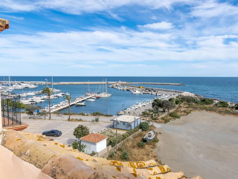House - Townhouse в продаже в Estepona, Málaga. В доме 4 спален и 3 ванных комнат. Площадь дома 181 м²