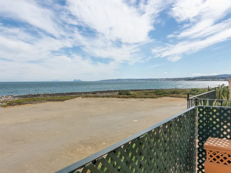 House - Townhouse в продаже в Estepona, Málaga. В доме 4 спален и 3 ванных комнат. Площадь дома 181 м²