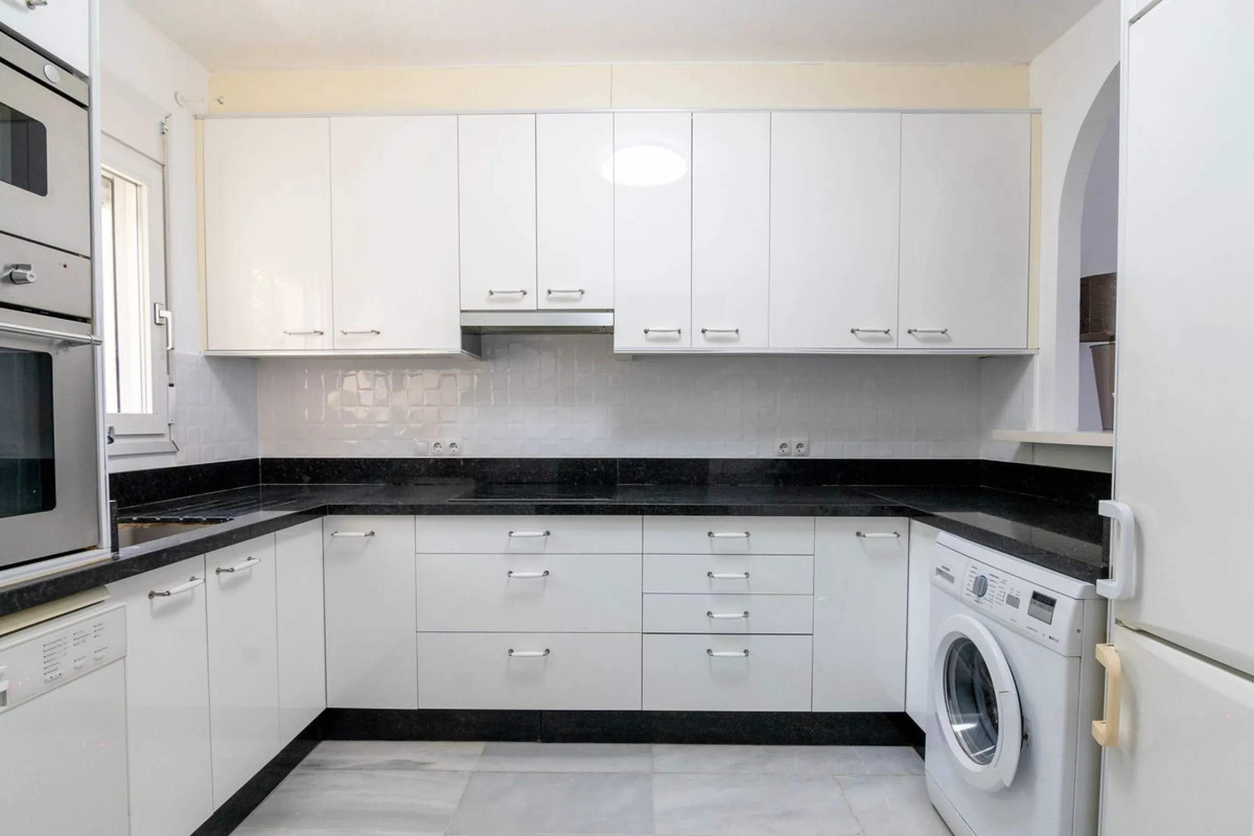 House - Townhouse в продаже в Estepona, Málaga. В доме 4 спален и 3 ванных комнат. Площадь дома 181 м²