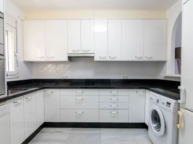House - Townhouse в продаже в Estepona, Málaga. В доме 4 спален и 3 ванных комнат. Площадь дома 181 м²