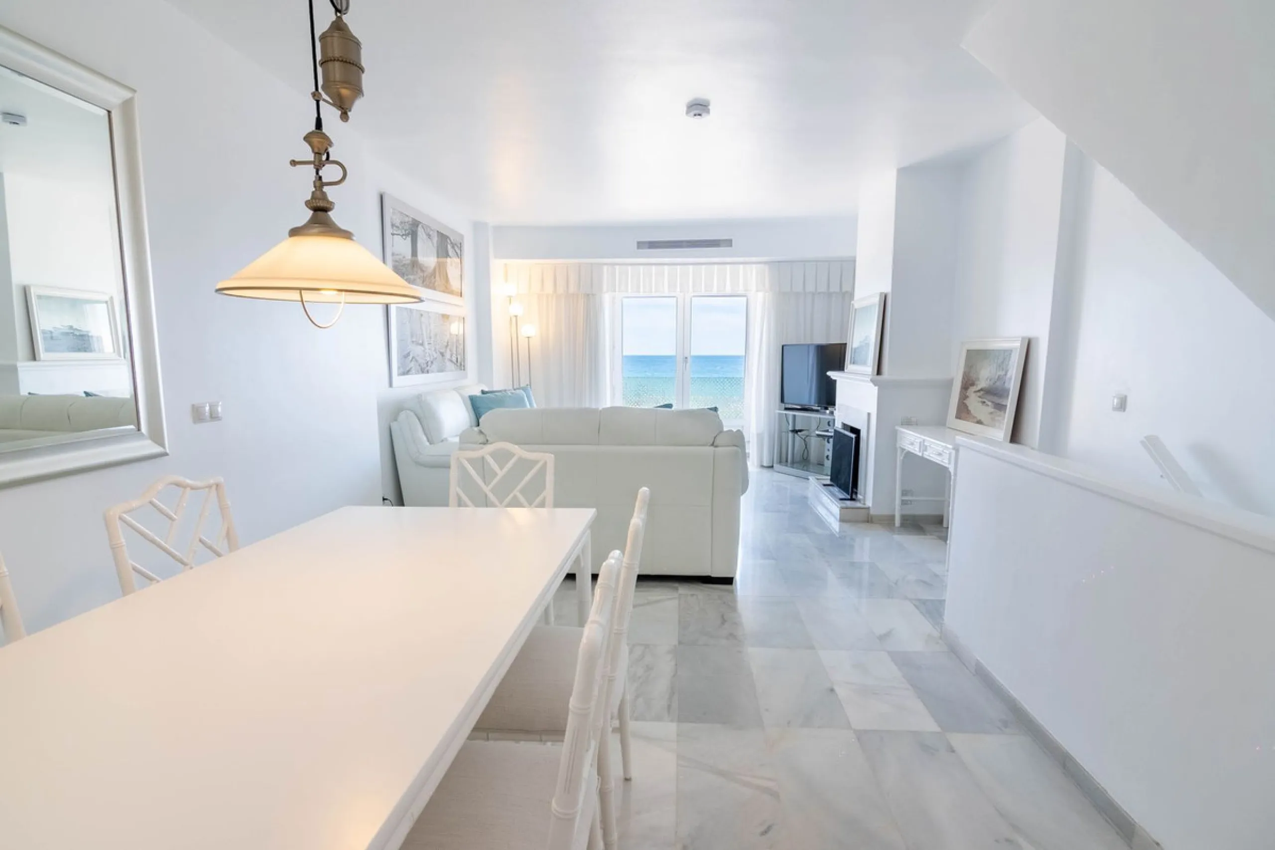 House - Townhouse в продаже в Estepona, Málaga. В доме 4 спален и 3 ванных комнат. Площадь дома 181 м²