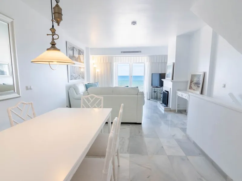 House - Townhouse в продаже в Estepona, Málaga. В доме 4 спален и 3 ванных комнат. Площадь дома 181 м²