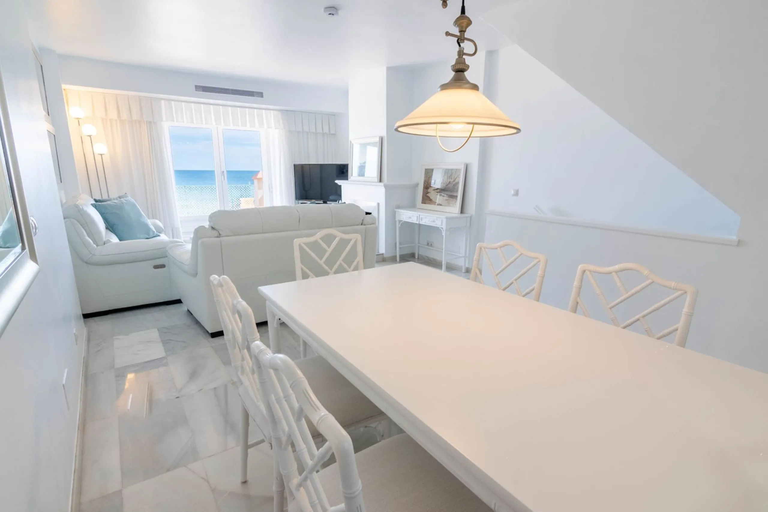 House - Townhouse в продаже в Estepona, Málaga. В доме 4 спален и 3 ванных комнат. Площадь дома 181 м²