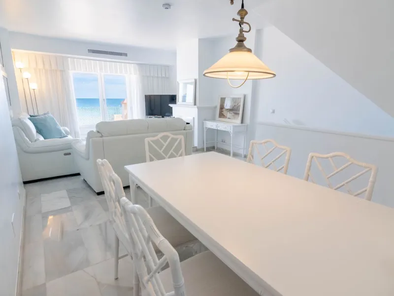 House - Townhouse в продаже в Estepona, Málaga. В доме 4 спален и 3 ванных комнат. Площадь дома 181 м²
