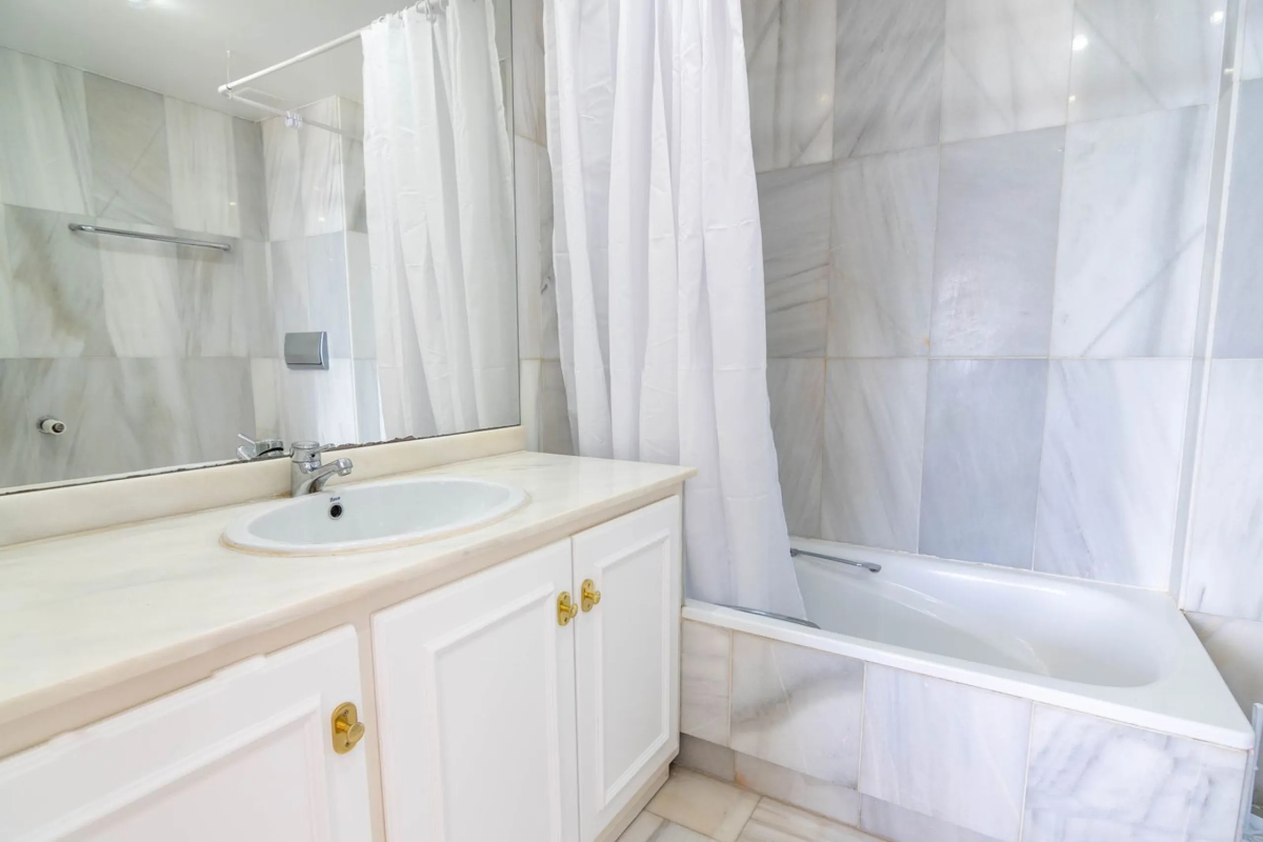 House - Townhouse в продаже в Estepona, Málaga. В доме 4 спален и 3 ванных комнат. Площадь дома 181 м²