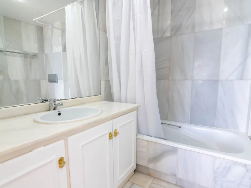 House - Townhouse в продаже в Estepona, Málaga. В доме 4 спален и 3 ванных комнат. Площадь дома 181 м²