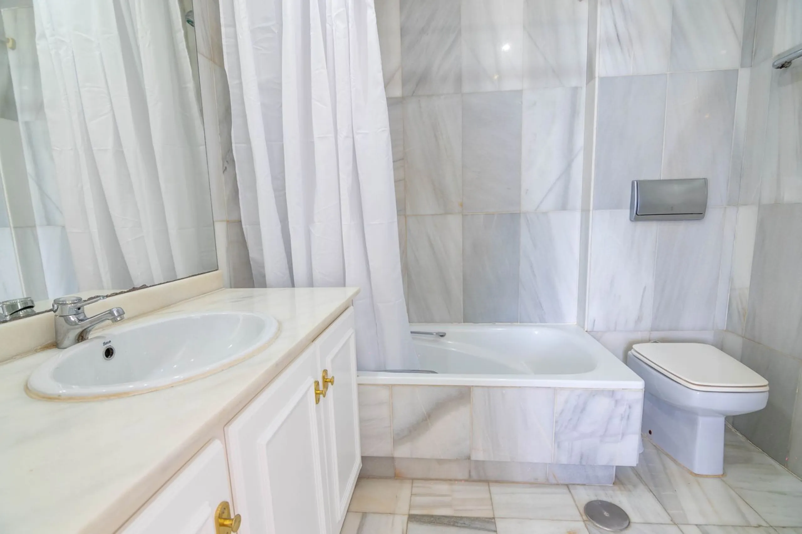 House - Townhouse в продаже в Estepona, Málaga. В доме 4 спален и 3 ванных комнат. Площадь дома 181 м²