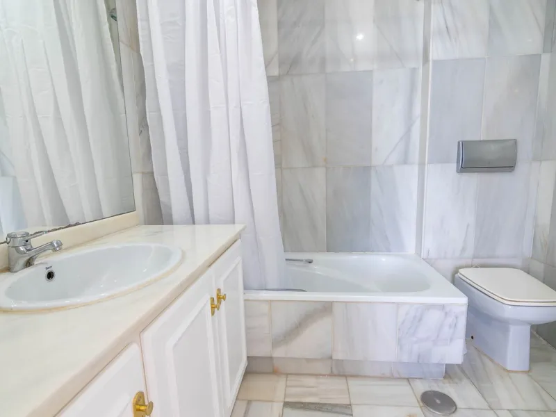House - Townhouse в продаже в Estepona, Málaga. В доме 4 спален и 3 ванных комнат. Площадь дома 181 м²